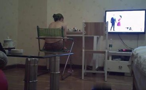 有钱人强桑拿叫两位姐妹花小姐一起嗨皮这鸡巴给伺候的看着都舒坦