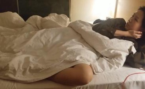 早泄的男人只好用金手指来玩了