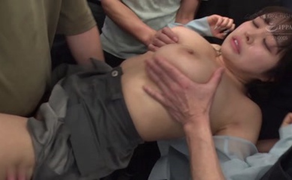 電車の中でインナーを抜き取られ透け巨乳を見られる羞恥で抵抗できないシアーシャツ女子2NHDTC-101-u