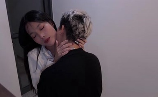 和继母住在一起 2_ miuzxc_ 马虎的口活和中出_Miuzxc